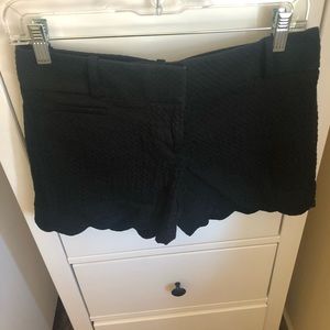Black loft shorts with scallop hem